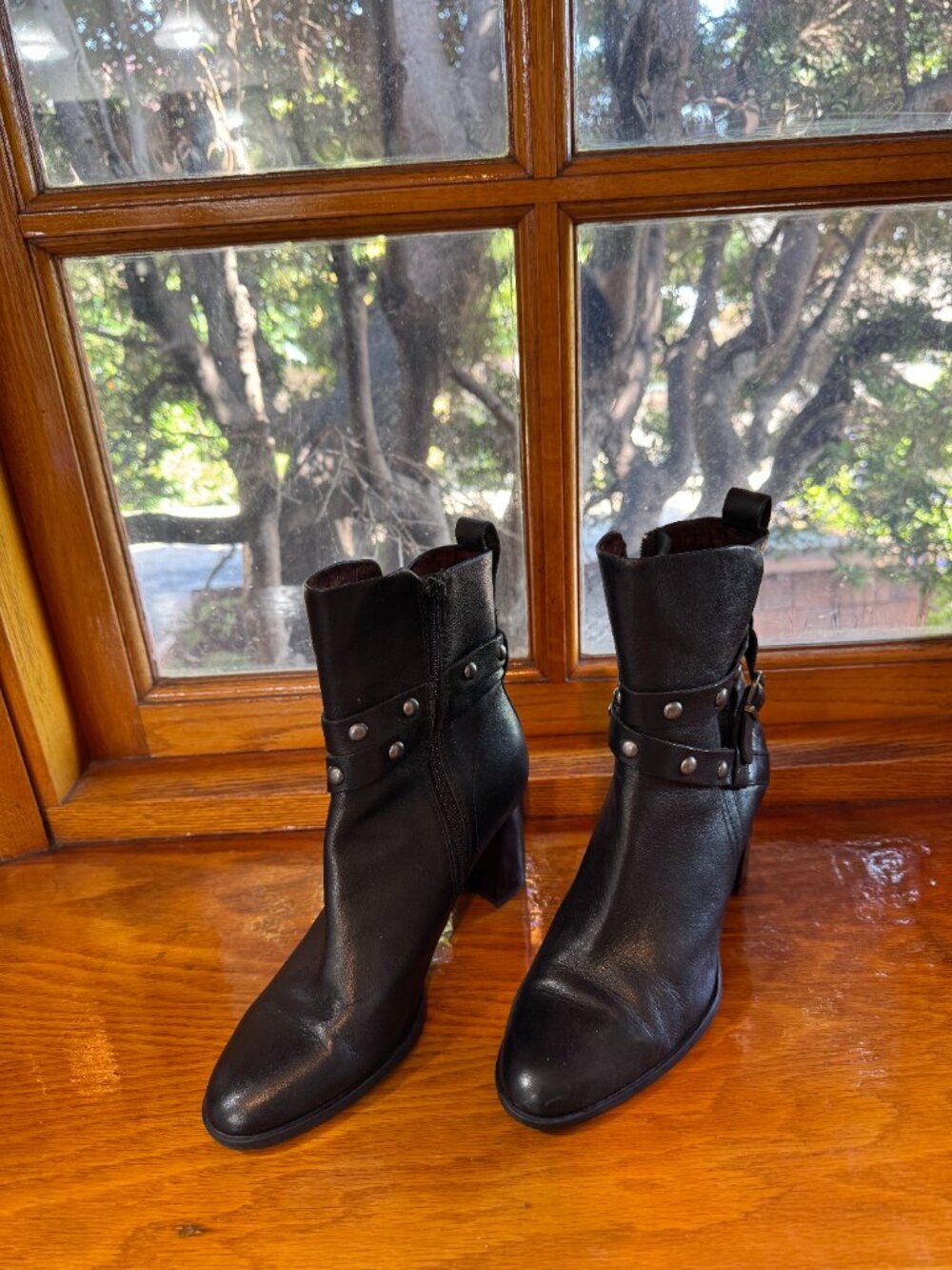 Born, Black leather Booties, 8M